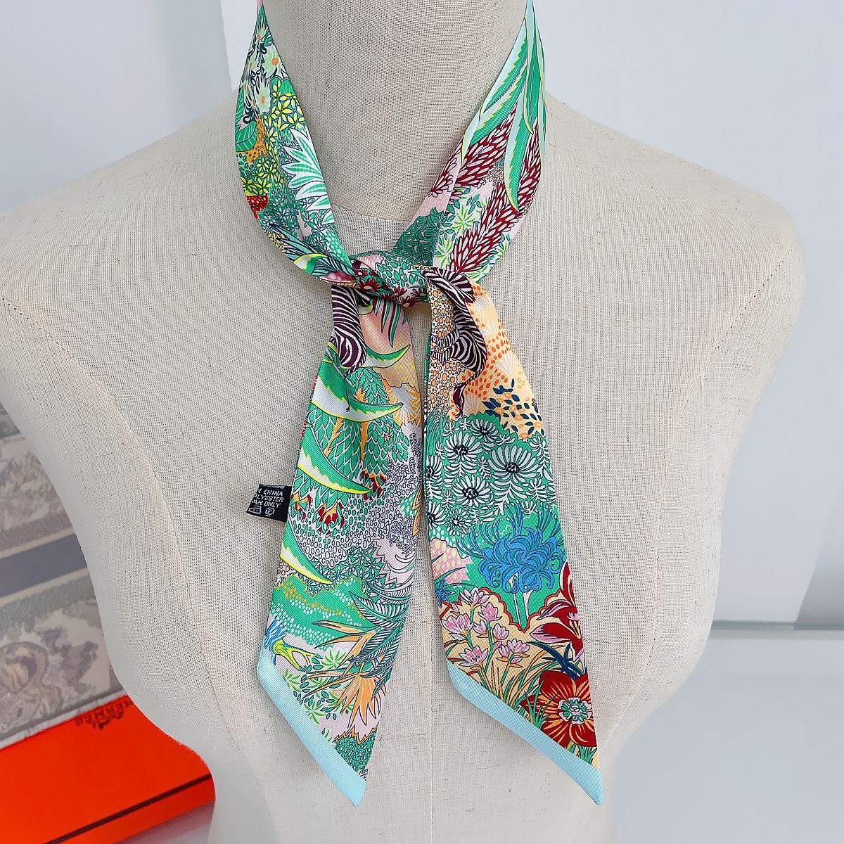 Длинный шарф с принтом лошади  – обзор и цена Travel Accessories Neck